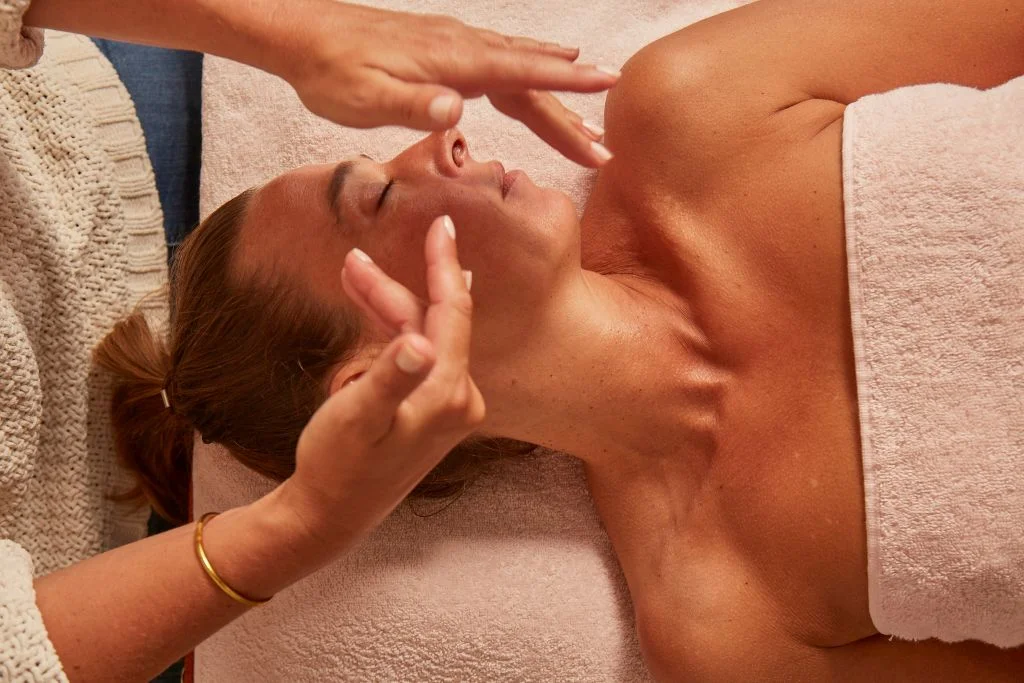 Massage Kobido du visage - manœuvre liftante ascendante