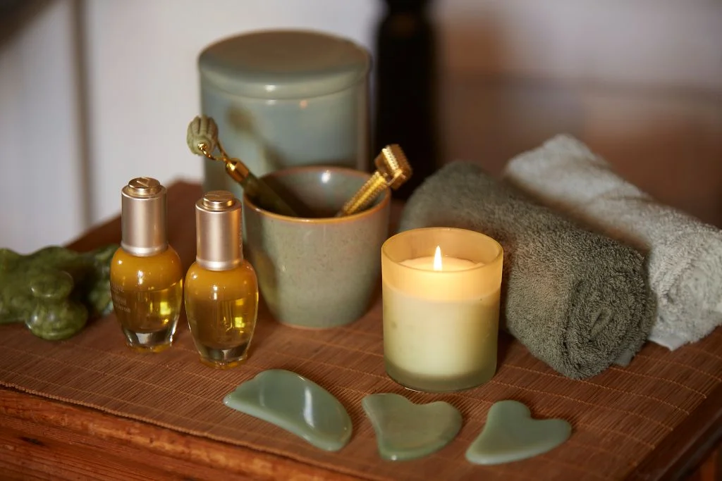 Accessoires Kobido - pierre gua sha, huiles essentielles et bougies pour soin visage