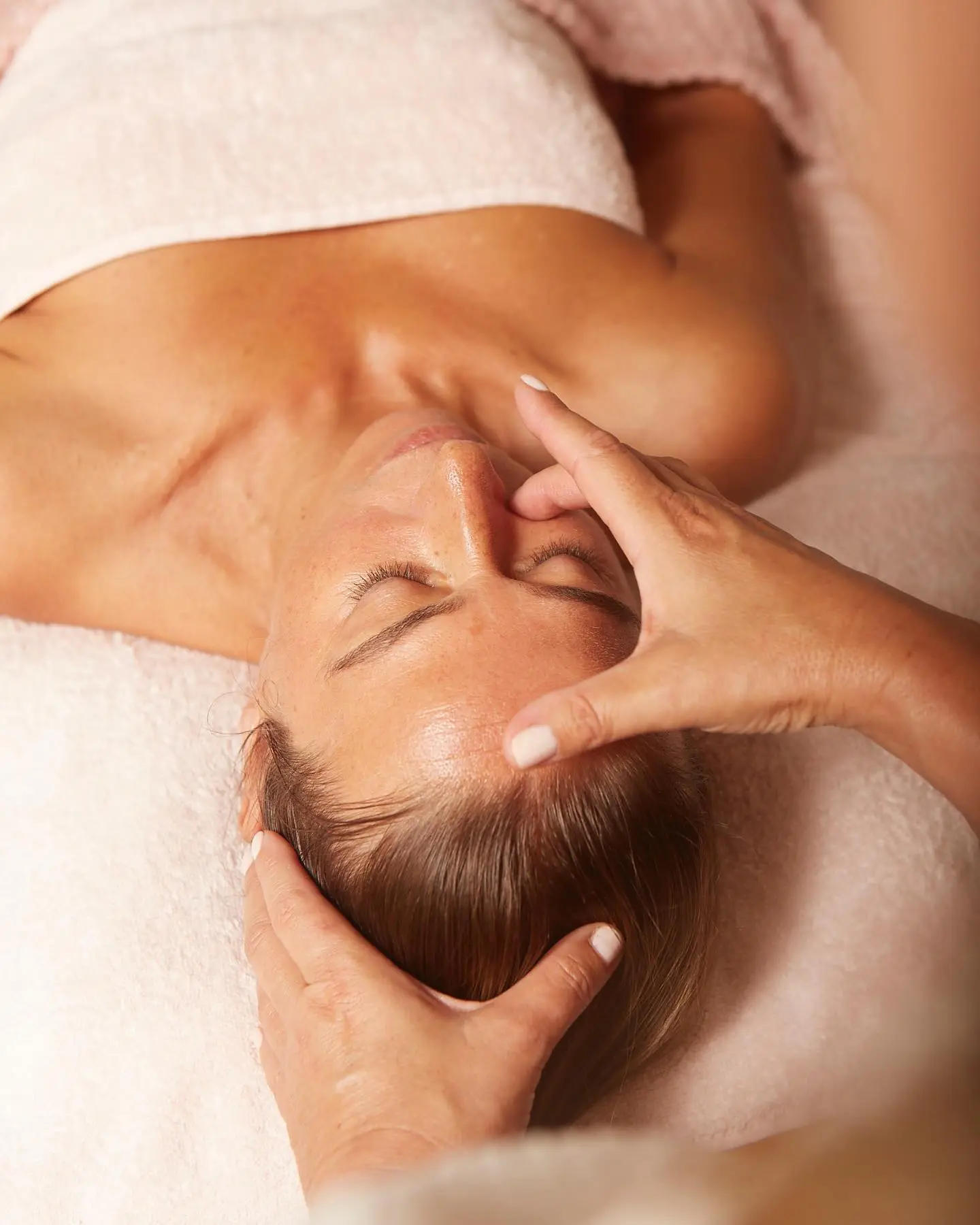 Gestes précis du massage facial japonais Kobido - stimulation points énergétiques