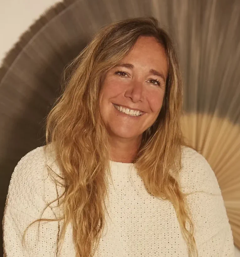 Praticienne réalisant un massage Kobido